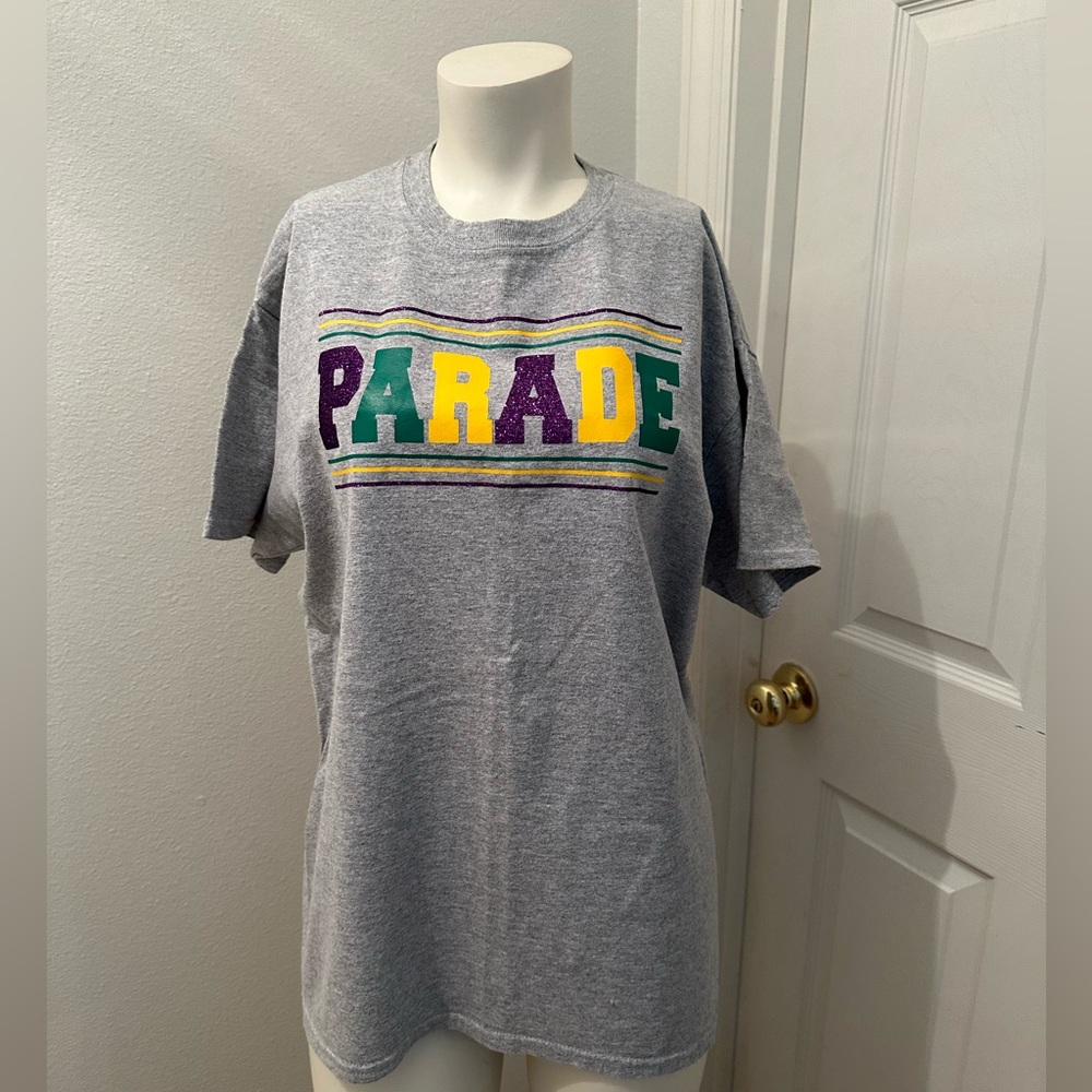 Women’s Mardi Gras grey tshirt Parade size medium